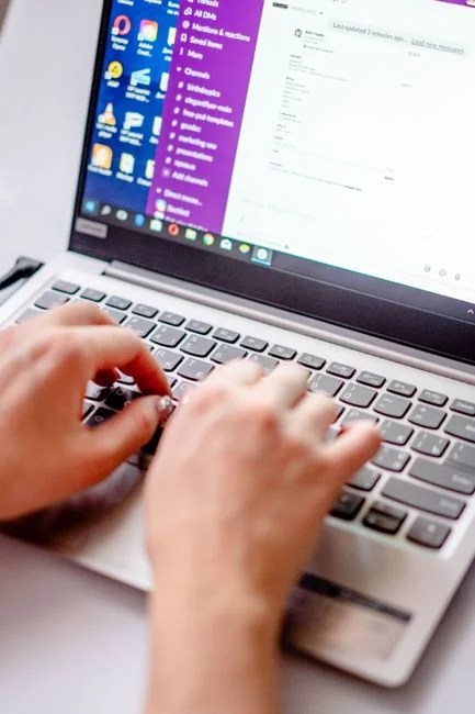 Élégant espace de travail avec ordinateur portable et écran, pensé pour le marketing sur les réseaux sociaux.